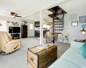 Lake George Cottage W/Dock, Fire Pit & Kayaks - Fremont - Living room