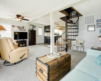 The Legend of John Dillinger Lives Here - Fremont - Living room