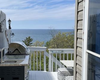East End Retreat, Steps To The Beach! Nofo LI - Monthly Rentals Available - Calverton - Balcón