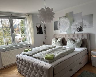 Bright, modern, large vacation apartment on a south-facing slope in a climatic health resort - Friedrichroda - Schlafzimmer