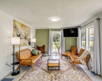 Riverfront Tennessee Retreat w/ Patio & Boat Ramp! - Elizabethton - Living room