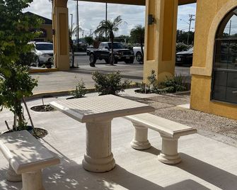 Los Fresnos Inn and Suites - Los Fresnos - Patio