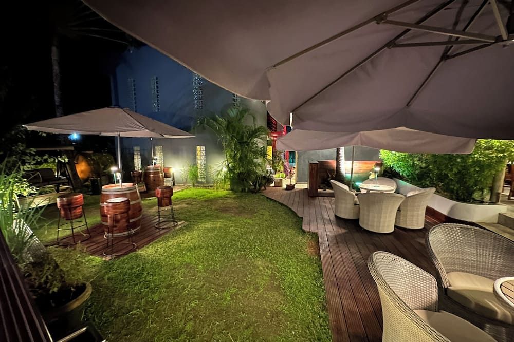 Roma Hôtel & Restaurant - ליברוויל - פטיו