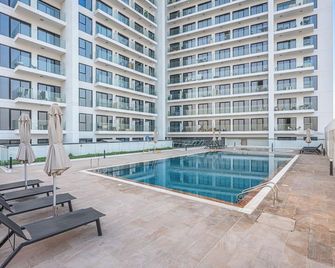 Stayshort - Jebel Ali Sleeps 2 with a Beautiful Swimming Pool - Dubai - Pool