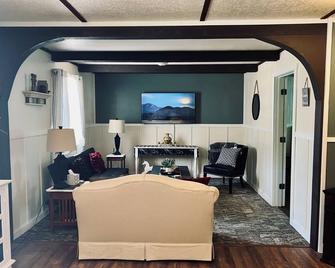 The picket fence \nNana's big dream\n3 beds-2 bedrooms -privacy patio deck - Neosho - Вітальня