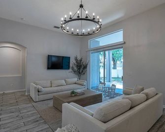 Large 5 bd home close to Beaches - Parrish - Sala de estar