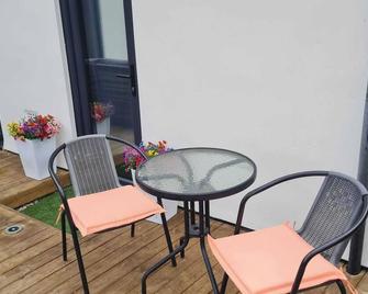 1 Bed-Sleeps 2-Parking-Garden-2 min train station - Harlow - Patio