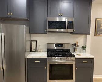 Three-bedroom home and two-bedroom casita. Entire property is yours! - Oakland - Cuisine