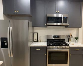 Three-bedroom home and two-bedroom casita. Entire property is yours! - Oakland - Cuisine