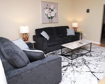 Cozy spacious 4-bedroom home nestled in wooded lot with enclosed porch - Commerce Township - Sala de estar