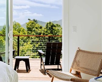 Letting Geaux| Hot Tub + Pool Table + Fire Pit - Young Harris - Balcony