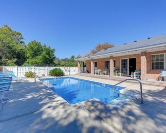 Pine Knoll Shores Getaway - Walk to Beach! - Pine Knoll Shores - Piscina