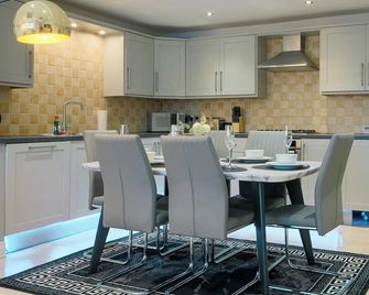 Spacious 5BD Sunderland Home for Groups & Families - Sunderland - Kitchen