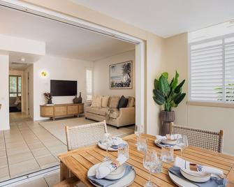 Sleek apartment overlooking pool - Noosa Heads - Dining room