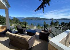 Cape-Cod-Style Vacation Home in Gibsons with Spectacular Ocean Views - Gibsons - Ban công