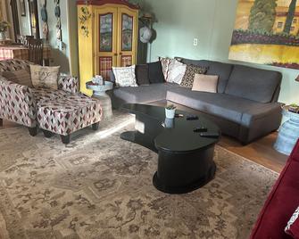 On The Square! - Elizabethtown - Living room