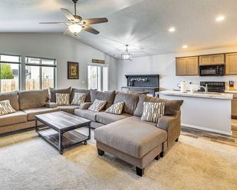 3 Mi to Lake Lowell: Caldwell Home w/ Yard & Grill - Caldwell - Living room
