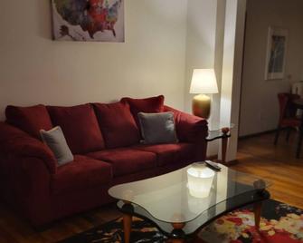 Cozy Midtown Apartment with Private Patio - Detroit - Wohnzimmer