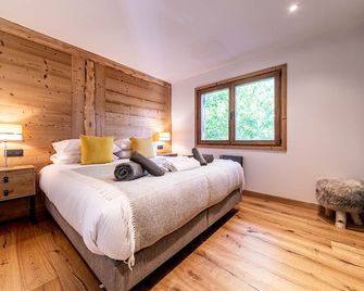 Luxury Alpine Chalet with Mountain Views, Hot Tub & Sauna - Essert-Romand - Chambre