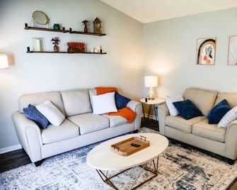 Urban Cottage: Homey & Convenient - Huntington - Sala de estar