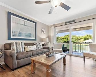 Water View - Optional Bikes - Walk 2 Pier Village - Brunswick - Living room