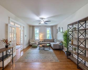 Historic NW DC Rowhome + Hot Tub 5 bed/3.5 bath - Washington, D.C. - Living room