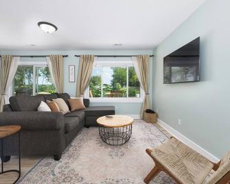 Channel Charmer - Located on Gun Lake - prime spot! - Shelbyville - Living room