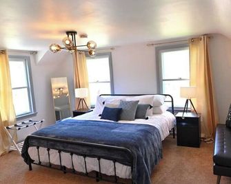 Historic Highland Square, Hot Tub Garden Oasis - Akron - Bedroom