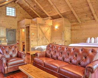 Romantic Treehouse Getaway with Treetop Views - Millersburg - Lounge