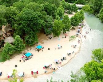 Cabin at Son's Blue River Camp! Stay here & enjoy the gorgeous San Marcos River! - San Marcos - Playa