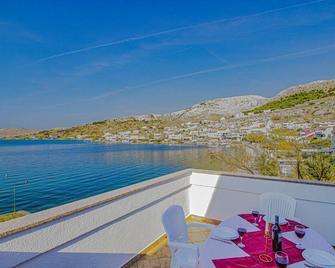 Apartment directly at the beach with sea view - Metajna - Balcony