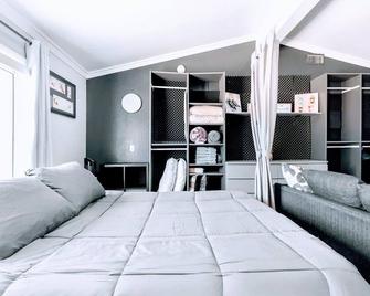 Spacious Private Studio near Disneyland w Backyard - Lakewood - Bedroom