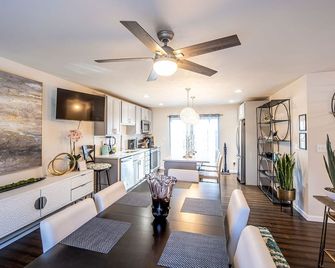 Designer Home. Lake View. Amazing Patio. Heated Swim Spa Pool & Hot Tub - Thornton - Comedor