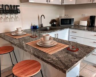 Remodeled Apartment-electric generator-8 min to beach - Rincon - Küche