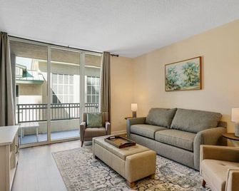 1 BR King- Rooftop Pool close to beach Casa Costa - Boynton Beach - Living room