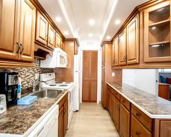 Le Cartier Apartment - Sunny Isles Beach - Kitchen