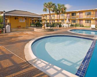 Americas Best Value Inn Laredo - Laredo - Pool