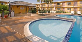 Americas Best Value Inn Laredo - Laredo - Pool