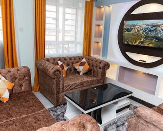 Executive suite with hot shower,5mins walk from the riad - Langata Rongai - Living room