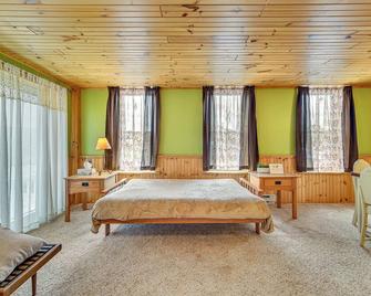 Pet-Friendly Boonville Apt with Deck on Main Street! - Boonville - Habitación