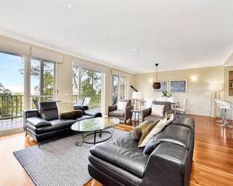 Villa 3br Bordeaux Resort Condo located within Cypress Lakes Resort nothing is more central - Pokolbin - Sala de estar