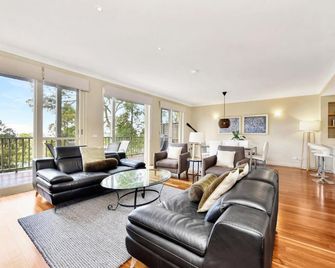 Villa 3Br Bordeaux Resort Condo Located Within Cypress Lakes Resort (Nothing Is More Central) - Pokolbin - Living room