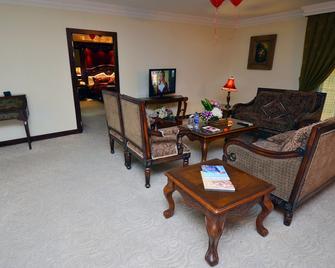 The Convention Center & Royal Suites Hotel - Kuwait City - Living room