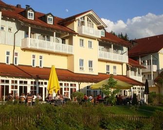 Private 27 m² double room in the Ahornhof, free use of pool+bath+sauna - Lindberg - Budova