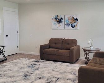 Beautiful new 2 bed 2 bath apartment minutes away from the beautiful Snake River - Burley - Huiskamer