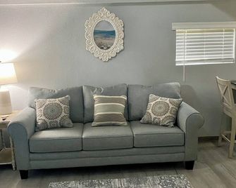 Charming 1-bedroom cottage in Dickinson,Tx with WiFi, - Dickinson - Living room