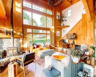 Modern Post & Beam near Stowe Village with Mountain Views and Private Waterfall - Morrisville - Sala de estar