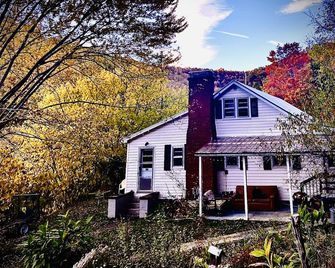 Beautifully quiet country feel. Close to Mars Hill University + Bailey Mountain - Mars Hill - Building