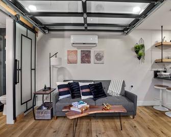 Welcome to the Juice Box! - Creola - Sala de estar