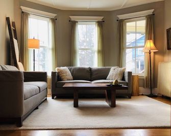 Walk to everything Downtown, walk or bike to SPAC on bike trail! - Saratoga Springs - Living room
